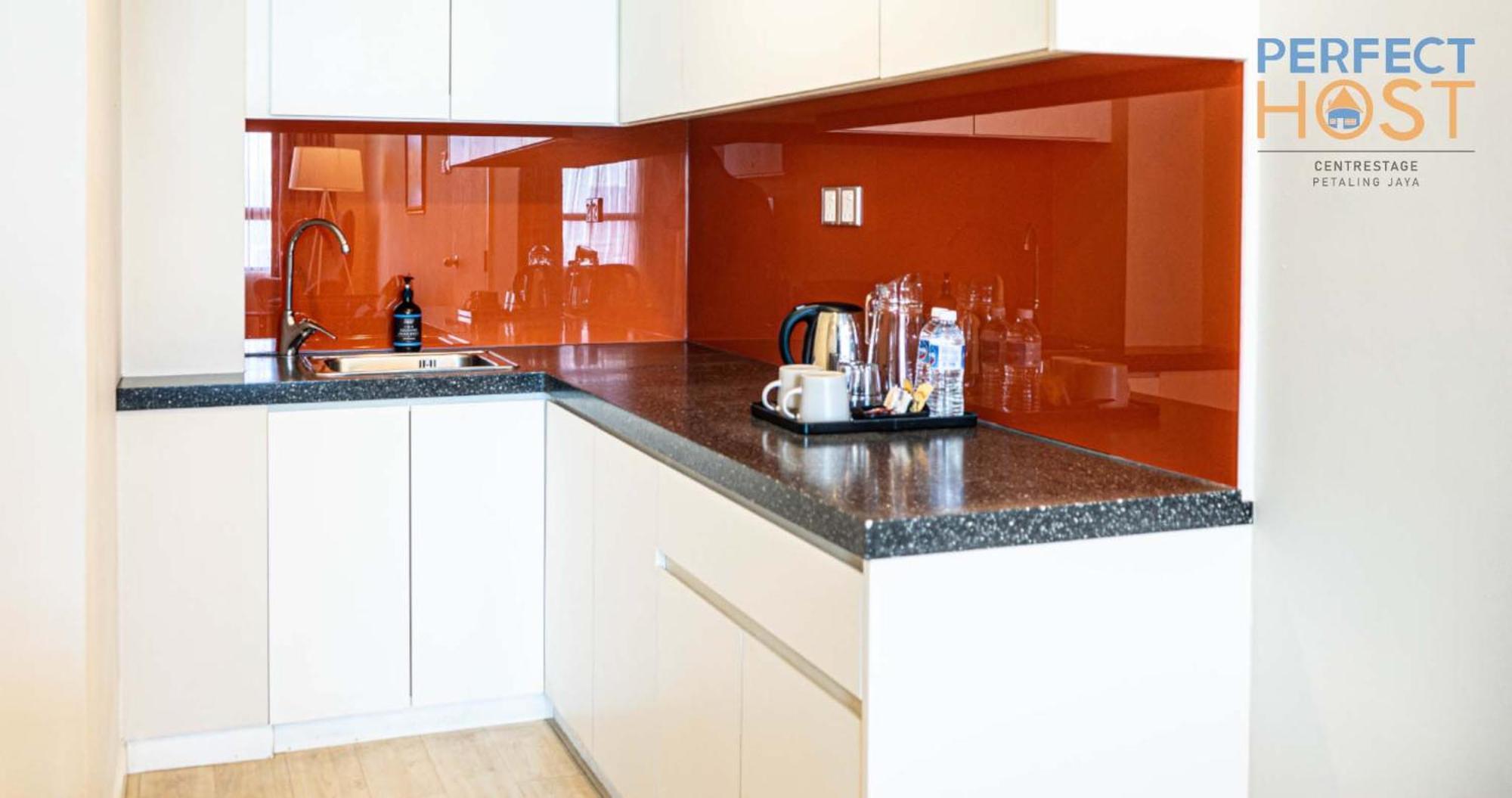 מלון Centrestage Petaling Jaya By Perfect Host מראה חיצוני תמונה A kitchen with a granite countertop