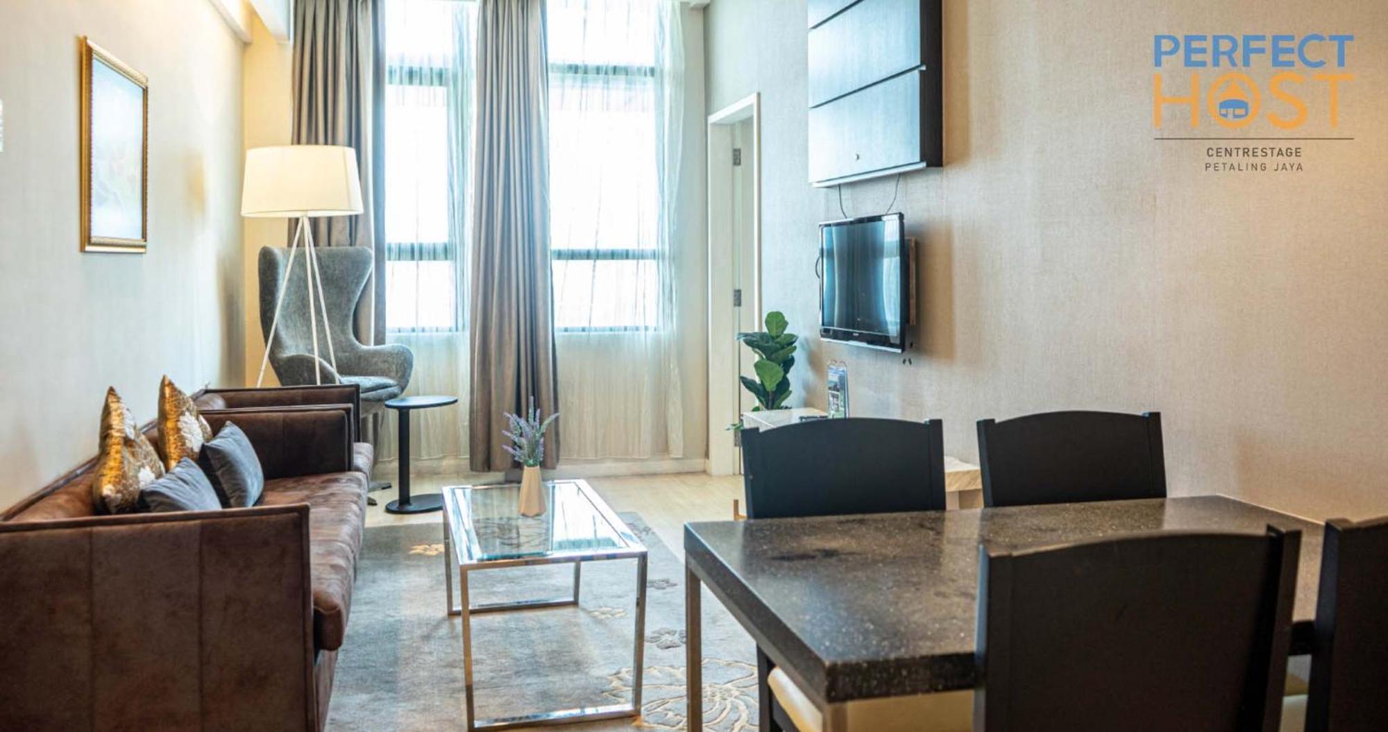 מלון Centrestage Petaling Jaya By Perfect Host מראה חיצוני תמונה A living room in a serviced apartment in Warsaw, Poland
